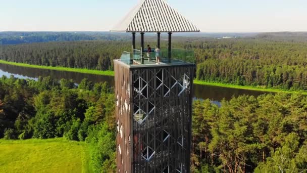 2021年6月19日 リトアニアのビルストナス 空中ビュー上に立っているカップルの観光客は ビルストナスの展望台を見て リトアニアで最も高いそのような塔 ドローン空中屋外夏の風景ビルストナスのネムナスパノラマ — ストック動画