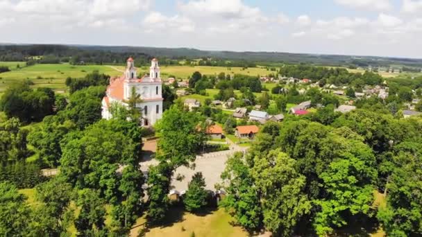 Flygfoto Jacob Aposteln Kyrkan Kurtuvenai Stad Med Litauen Landsbygd Panorama — Stockvideo