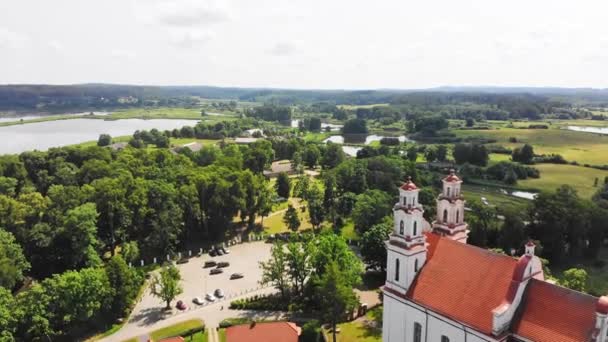 Letecký Pohled Apoštolský Kostel Jakuba Městě Kurtuvenai Panoramatickým Zázemím Litvy — Stock video