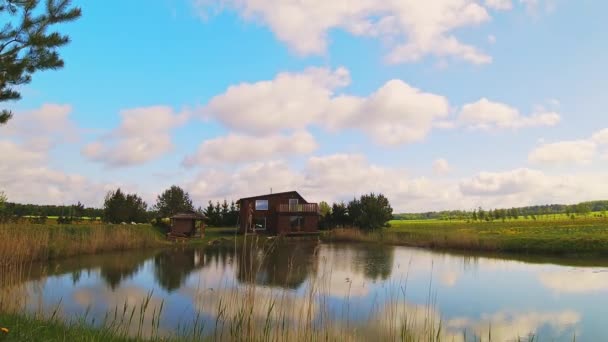 Casa Vacaciones Casa Madera Lapso Tiempo Estático Con Nubes Que — Vídeos de Stock