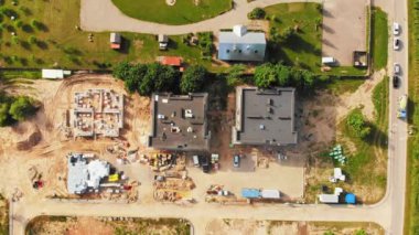 İkamet alanındaki inşaat alanındaki üç binanın çatısını tepeden görüyor. Gayrimenkul geliştirme kavramı.