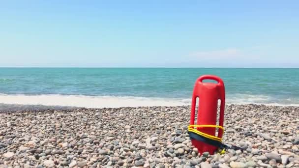 Boya Rescate Naranja Playa Rocosa Con Vista Mar Sin Salvavidas — Vídeo de stock