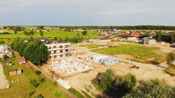 Aerial View Lokasi Konstruksi Dengan Pekerja Bekerja Luar Panas Pada — Stok Video