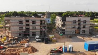 Materyal ve işçilerin çalıştığı havadan gözetleme manzaralı inşaat alanı. Siauliai, Litvanya 'da emlak sahası.