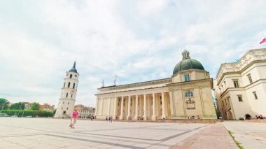 Statik zaman ayarlı çan kulesi başkenti Vilnius, Litvanya 'daki Katedral Meydanı' nda katedralli. Doğu Avrupa, Litvanya 'da turistik yerleri gezmek.
