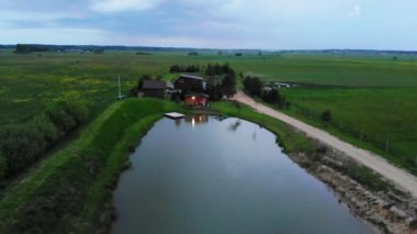 Hava manzaralı genç bir grup insan yaz tatilinde sakin kırsal kesimde villanın tadını çıkarıyor.