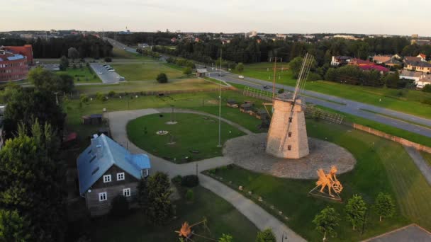 リトアニアのシウライアイ市の野外博物館で伝統的なリトアニアの古い木造Xix世紀の水平風車を明らかに — ストック動画