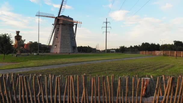 Schwenkblick Auf Alte Hölzerne Windmühle Aus Dem Jahrhundert Siauliai Litauen — Stockvideo