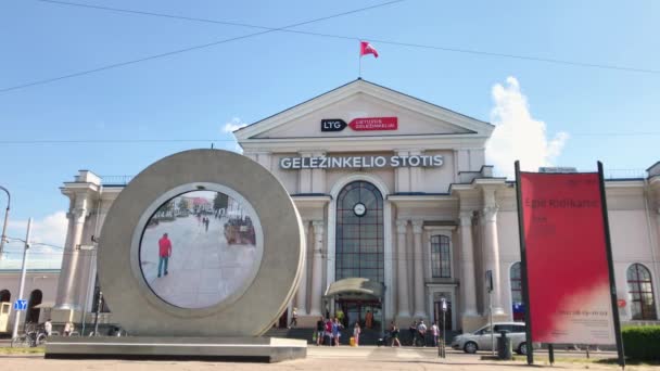 2021年7月1日 立陶宛维尔纽斯 维尔纽斯火车站大楼 人们在阳光明媚的夏日进入车站 在立陶宛的旅行概念 — 图库视频影像