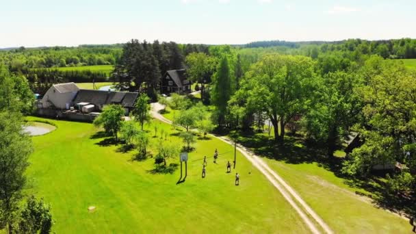 Panning Flygfoto Ungdomar Njuta Fritidsaktiviteter Volleyboll Båtar Utomhus Landsbygden Litauen — Stockvideo