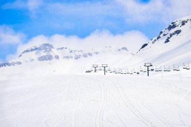 Dağların arka planında öğrenmek için boş bir başlangıç eğimi. Gudauri, Georgia 'da kayak tatili