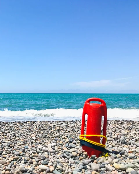 Resgate Vermelho Flutua Praia Rochosa Com Vista Para Mar Sem — Fotografia de Stock