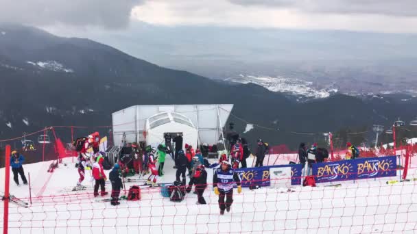 Bansko Bulgarien Februari 2019 Besättning Med Åskådare Början Skidbacken Vintersportskidtävling — Stockvideo