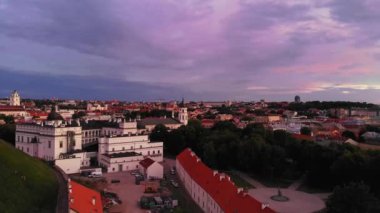 Güzel bir yaz akşamında Litvanya 'nın başkenti olan eski kasaba binaları üzerinde yükselen hava manzarası. Baltık Avrupa 'da seyahat hedefi