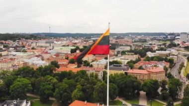 Başkentteki Gediminas kalesinin tepesinde ulusal Litvanya bayrağı etrafında hava çemberi