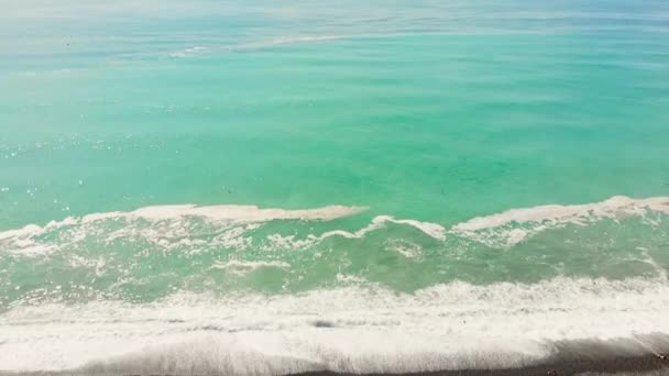 Luchtfoto Kantelen Uitzicht Turquoise Kalme Zeegezicht Achtergrond Met Golven Crashen — Stockvideo