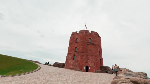 Famosa Torre Castelo Gediminas Fechar Com Bandeira Dia Nublado Turista — Vídeo de Stock