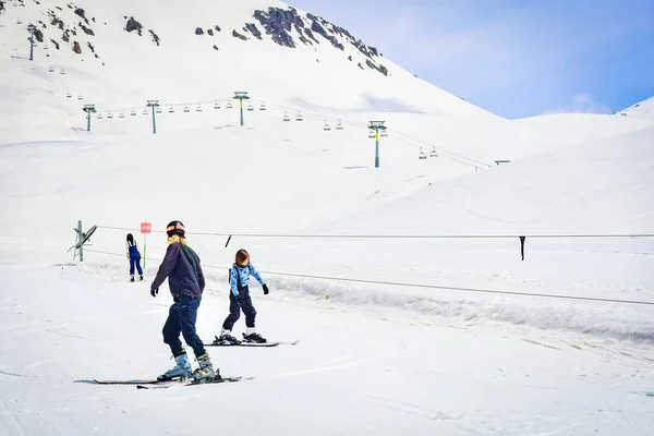 Jonge Blanke Tiener Jongen Leren Skiën Met Instructeur Winter Besneeuwde — Stockfoto