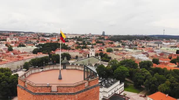 Flygfoto Berömda Gediminas Slott Torn Och Vilnius Stad Panorama Bakgrund — Stockvideo