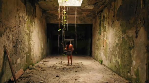 年轻的高加索女人独自站在废弃的通道隧道里仰望光明 格鲁吉亚历史上的旅游地标 — 图库视频影像