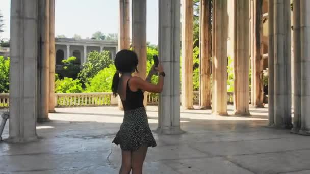 Wanita Kaukasia Indah Mengambil Foto Tsqaltubo Ditinggalkan Palace Travel Tujuan — Stok Video
