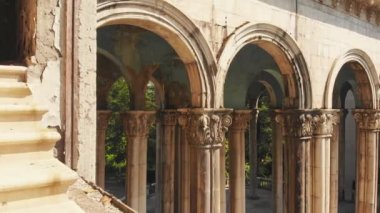 Eski Sovyet sanatoryumu Medea 'yı, Stalinist dönemin klasik tarzının bir sentezi olan ve Gotik ve Roma özelliklerine sahip Gürcistan etnik dekorunun bir sentezini yukarı kaldır