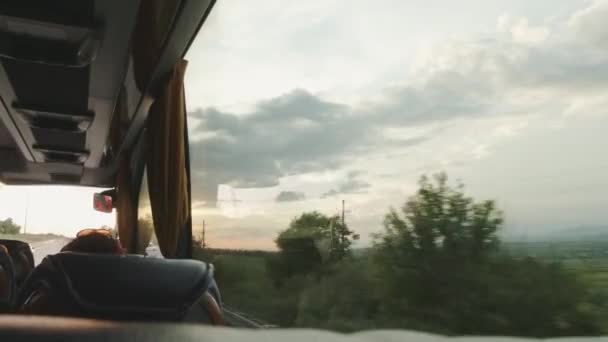 Busreisende Blicken Aus Dem Fenster Auf Die Schöne Landschaft Georgiens — Stockvideo