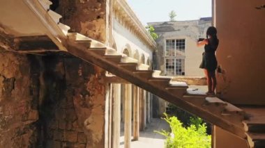 Tsqaltubo 'da fotoğraf çeken güzel beyaz kadın terk edilmiş saray. Georgia tatil beldesini ziyaret et.