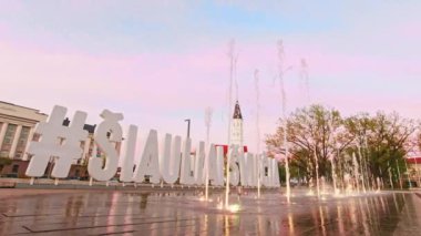 Siauliai, Litvanya - 27 Mayıs 2021: Siauliai şehir meydanı ve güzel günbatımı arka planı. Seyahat hedefi Litvanya