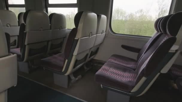 ヴィリニュス塔の窓からの景色を望む電車の中で空の席 リトアニア公共鉄道輸送の概念 — ストック動画