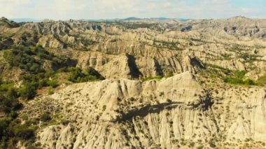 Soldan sağa dönen manzara kayalık kireçtaşı dağ kanyonu parlak gün ışığında taş dokusu tortul dağ kireçtaşı. Stone dokuyu sallıyor. VAshlovani Ulusal Parkı. Georgia.