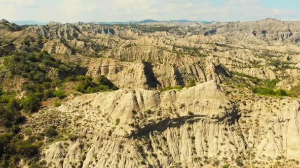 Links Naar Rechts Panning Uitzicht Rotsachtige Kalksteen Berg Canyon Stenen — Stockvideo