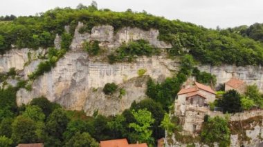 Gökyüzü manzaralı Katskhi sütununu kilise harabeleri ve manzaralı ortodoks manastırı ile aşağı indirin. Turistik yerler Gürcistan konsepti.