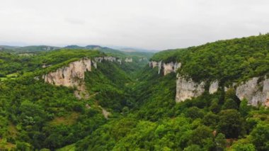 Gürcistan 'ın Imereti bölgesindeki yeşil vadide hava zoom' u, Kafkasya yeşil manzarası