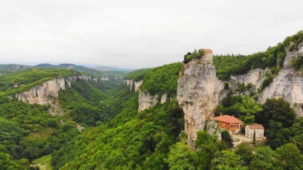 Statické Letecké Zobrazení Katskhi Pilíř Kostelními Zříceninami Vrcholu Malebným Panorama — Stock video