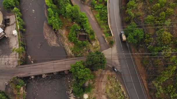 Vista Inclinada Hacia Arriba Desde Teleférico Con Contenedores Metálicos Antiguos — Vídeo de stock