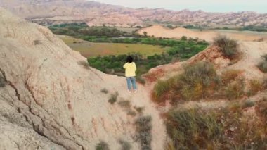 BAck manzaralı tepede duran kadın VAshlovani milli parkına hayran. Gürcistan 'a seyahat ve turizm.