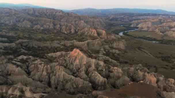 空中映画山の峡谷を表示します 日没の光の石のテクスチャ 堆積山の石灰岩 石の岩の質感 アシュロヴァニ国立公園 ジョージア — ストック動画