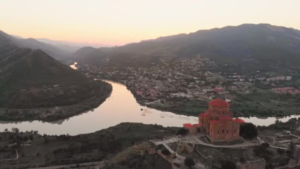 格鲁吉亚Jvari神庙的空中景观 Jvari 位于Mtskheta附近Kura河和Aragvi河汇合处山顶的格鲁吉亚修道院和寺庙 — 图库视频影像