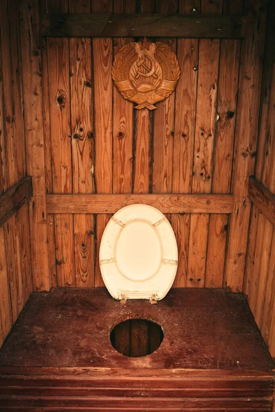 Lituania Giugno 2021 Interno Della Toilette Legno Con Coperchio Bianco — Foto Stock