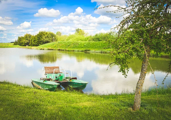 Grünes Tretboot Steht Einem Privaten See Der Sonnigen Litauischen Landschaft — Stockfoto