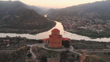 Georgia 'daki hava manzaralı Jvari tapınağı. Jvari - Gürcistan manastırı ve tapınağı Mtskheta yakınlarındaki Kura ve Aragvi kavşağında dağın tepesinde yer aldı.