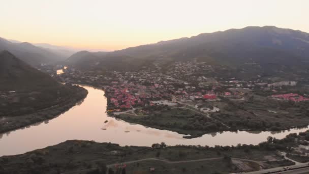 Panning View Mtskheta City Panorama Med Mtkvari Floden Från Jvari — Stockvideo
