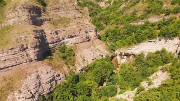 Красивый Вид Скалы Кабенским Водопадом Сельской Местности Грузии — стоковое видео