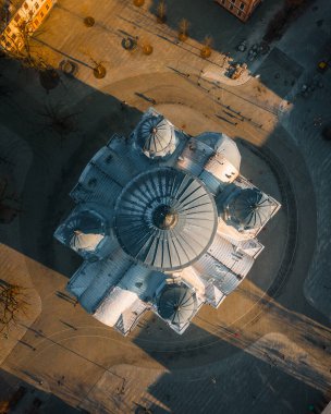 Havadan aşağıya Aziz Mikail Kilisesi veya Garnizon Kilisesi. Özgürlük Bulvarı 'ndaki Roma Katolik Kilisesi. Kaunas tarihi başkenti. Rusya İmparatorluğu 'nda Neo-Bizans mimarisi