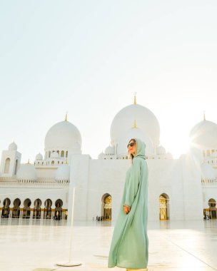 Birleşik Arap Emirlikleri 'nden geliyor. Geleneksel abaya 'daki kadın Şeyh Zayed Büyük Camii' nde duruyor, ünlü Abu Dabi gezisi..