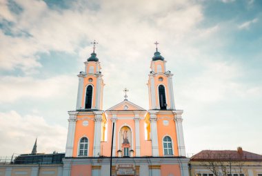 Kaunas, Litvanya - 16 Kasım 2024: hava manzaralı St. Francis Xavier Kilisesi. Kaunas 'ın eski kasabasındaki belediye binası meydanı. Cizvitler tarafından yapıldı. Eski başkent kaunaların tarihi simgeleri