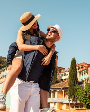 Romantik Çiftler tatilde Tiflis sokaklarında gezerken eğleniyorlar. Mutlu arkadaşlar tatilde birlikte gülerler - insanlar ve tatil kavramı. Kadını taşıyan adam birlikte zaman geçirmekten hoşlanır.