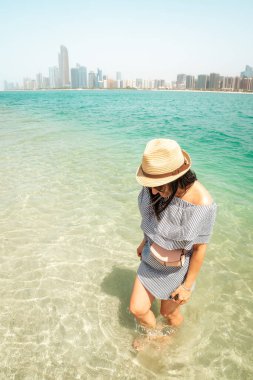 BAE 'nin başkenti Abu Dabi' yi ziyaret eden genç bir kadın kıyı şeridi manzarasının tadını çıkarsın - BAE 'yi gezmek ve tatil yaşam tarzı konsepti