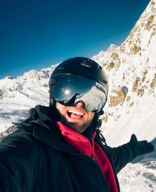 Mutlu snowboardcu, Kafkasya dağlarında kışı geçirmeden önce zirveye ulaştıktan sonra selfie çekiyor.
